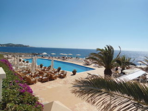 sensimar-cala-ratjada-aussenpool-mit-liegen